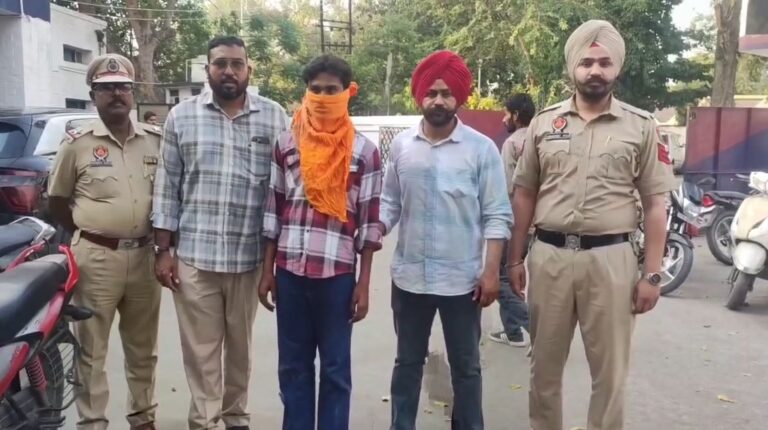 ਅੰਮ੍ਰਿਤਸਰ ਪੁਲਿਸ ਹੱਥੇ ਚੜ੍ਹਿਆ ਨਕਲੀ ਪੁਲਿਸ ਮੁਲਾਜ਼ਮ/ ਚੋਰੀ ਦੀ ਐਕਟਿਵਾ ਤੇ ਘੁੰਮਦੇ ਨੂੰ ਕੀਤਾ ਗ੍ਰਿਫਤਾਰ/ ਪੰਜਾਬ ਪੁਲਿਸ ਦੇ ਬੱਕਲ ਵਾਲੀ ਬਿਲਟ ਤੇ ਆਈ ਕਾਰਡ ਬਰਾਮਦ