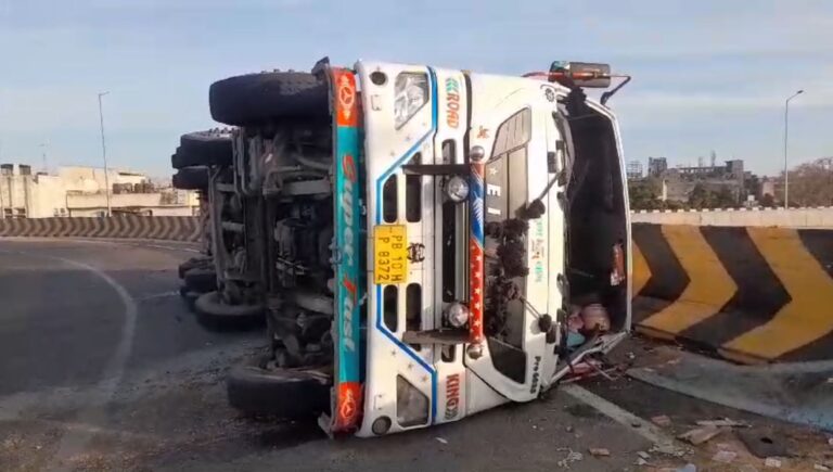 ਲੁਧਿਆਣਾ ’ਚ ਤੜਕਸਾਰ ਵਾਪਰਿਆ ਵੱਡਾ ਹਾਦਸਾ/ ਫਲਾਈ ਓਵਰ ’ਤੇ ਪਲਟਿਆ ਗੈਸ ਨਾਲ ਭਰਿਆ ਟੈਂਕਰ/ ਲੋਕਾਂ ’ਚ ਦਹਿਸ਼ਤ ਦਾ ਮਾਹੌਲ, ਪੁਲਿਸ ਕਰ ਰਹੀ ਜਾਂਚ