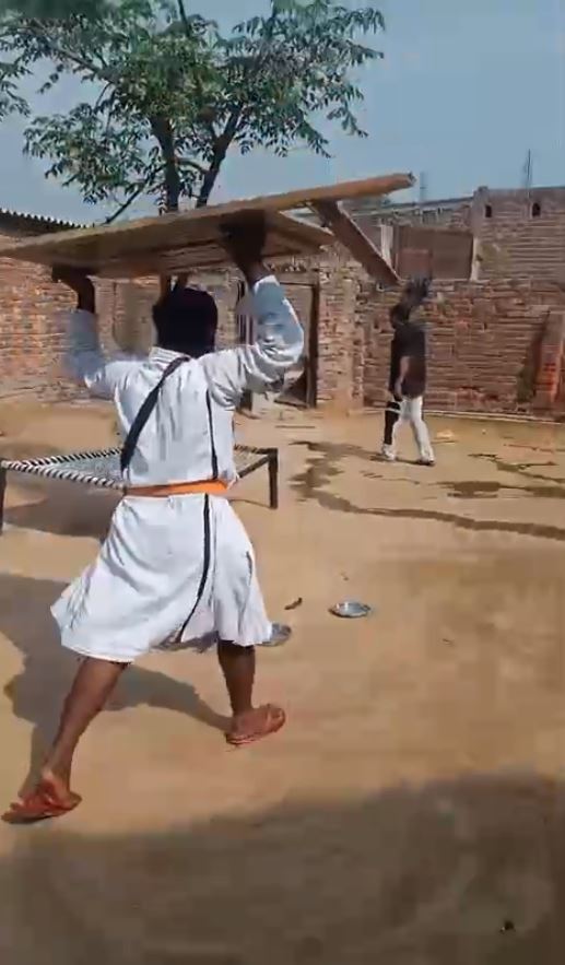 ਤਰਨ ਤਾਰਨ ਦੇ ਪਿੰਡ ਸਾਂਧਰਾ ਵਿਖੇ ਹੋਇਆ ਗੁੰਡਾਗਰਦੀ ਦੀ ਨੰਗਾ ਨਾਚ/ ਹਥਿਆਰਬੰਦ ਵਿਅਕਤੀਆਂ ਵੱਲੋਂ ਘਰ ਅੰਦਰ ਦਾਖ਼ਲ ਹੋ ਕੇ ਕੀਤੀ ਭੰਨਤੋੜ/ ਭੰਨਤੋੜ ਤੇ ਗਾਲੀ-ਗਲੋਚ ਦੀ ਵੀਡੀਓ ਸ਼ੋਸ਼ਲ ਮੀਡੀਆ ’ਤੇ ਵਾਇਰਲ