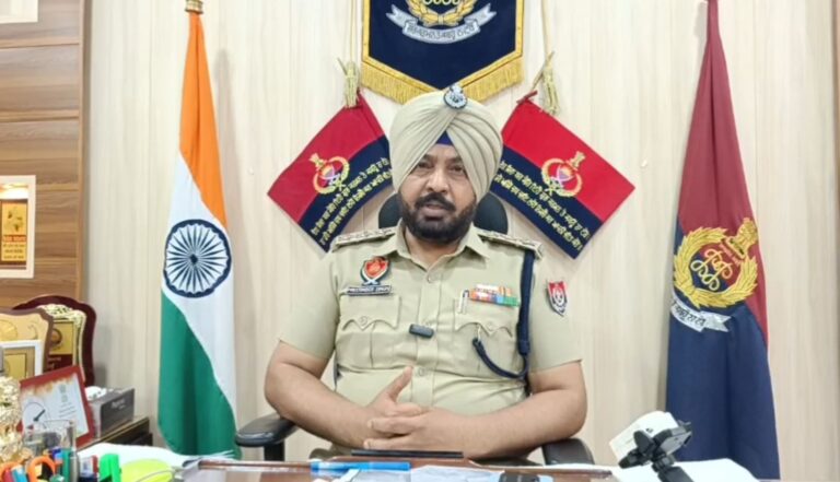 ਤਰਨ ਤਾਰਨ ’ਚ ਪਰਵਾਸੀਆਂ ਨੇ ਘਰ ਅੰਦਰ ਦਾਖ਼ਲ ਹੋ ਕੇ ਕੀਤੀ ਕੁੱਟਮਾਰ/ ਸਮਾਨ ਦੀ ਕੀਤੀ ਭੰਨਤੋੜ, ਪਰਿਵਾਰ ਦੇ ਕਈ ਮੈਂਬਰ ਗੰਭੀਰ ਜ਼ਖ਼ਮੀ/ ਕਕਾਰਾਂ ਦੀ ਬੇਅਦਬੀ ਦੇ ਲੱਗੇ ਇਲਜ਼ਾਮ, ਪੁਲਿਸ ਕਰ ਰਹੀ ਜਾਂਚ