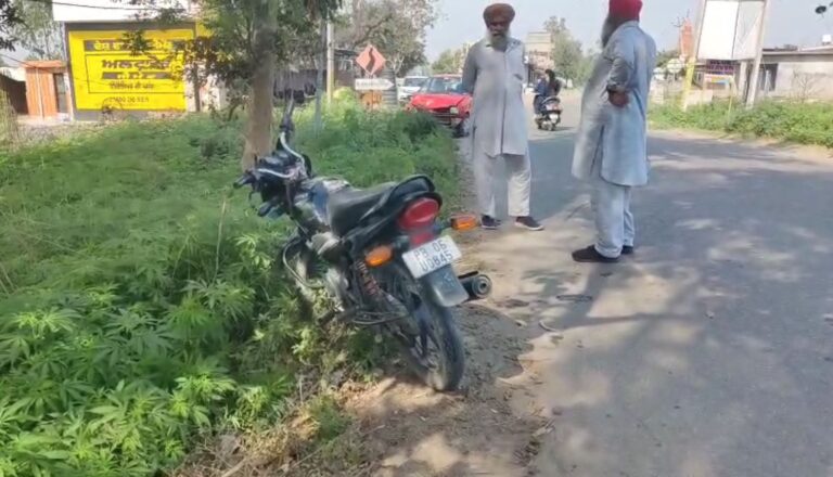 ਗੁਰਦਾਸਪੁਰ ’ਚ ਕਾਰ ਤੇ ਬਾਈਕ ਵਿਚਾਲੇ ਹੋਈ ਭਿਆਨਕ ਟੱਕਰ/  ਆਹਮੋ-ਸਾਹਮਣੀ ਟੱਕਰ ਬਾਈਕ ਸਵਾਰ ਜ਼ਖ਼ਮੀ, ਕਾਰ ਚਾਲਕ ਦਾ ਬਚਾਅ/ ਘਟਨਾ ਸਸੀਟੀਵੀ ਕੈਮਰੇ ’ਚ ਕੈਦ, ਜ਼ਖਮੀ ਨੂੰ ਹਸਪਤਾਲ ਕਰਵਾਇਆ ਦਾਖ਼ਲ