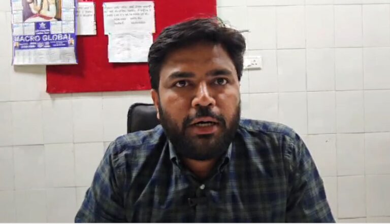 ਫਰੀਦਕੋਟ ’ਚ ਸਵਾਰੀ ਤੇ ਬੱਸ ਕੰਡਕਟਰ ਵਿਚਾਲੇ ਝੜਪ/  ਸੜਕ ’ਤੇ ਗੁੱਥਮ-ਗੁੱਥਾ ਹੋਈਆਂ ਦੋਵੇਂ ਧਿਰਾਂ, ਵੀਡੀਓ ਵਾਇਰਲ/ ਜ਼ਖ਼ਮੀ ਹਸਪਤਾਲ ’ਚ ਦਾਖ਼ਲ, ਸਵਾਰੀ ਨੇ ਮੰਗਿਆ ਇਨਸਾਫ਼