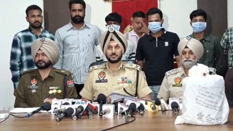 ਅੰਮ੍ਰਿਤਸਰ ਪੁਲਿਸ ਵੱਲੋਂ ਡਰੱਗ ਤਸਕਰੀ ਗਰੋਹ ਦਾ ਪਰਦਾਫਾਸ਼/ ਸਰਹੱਦ ਪਾਰੋਂ ਨਸ਼ਾ ਮੰਗਵਾ ਕੇ ਕਰਦੇ ਸੀ ਸਪਲਾਈ/ ਮਹਿਲਾ ਸਰਗਨਾ ਸਮੇਤ 3 ਜਣਿਆਂ ਨੂੰ ਕੀਤਾ ਗ੍ਰਿਫਤਾਰ