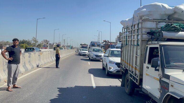 ਫਗਵਾੜਾ ਬੱਸ ਸਟੈਂਡ ਫਲਾਈ ਓਵਰ ’ਤੇ ਭਾਰੀ ਹੰਗਾਮਾ/ ਦੋ ਡਰਾਈਵਰਾਂ ਨੇ ਇਕ ਦੂਜੇ ’ਤੇ ਲਾਏ ਕੁੱਟਮਾਰ ਦੇ ਇਲਜ਼ਾਮ/ ਪੁਲਿਸ ਨੇ ਦੋਵੇਂ ਧਿਰਾਂ ਦੇ ਬਿਆਨਾਂ ਦੀ ਜਾਂਚ ਕੀਤੀ ਸ਼ੁਰੂ