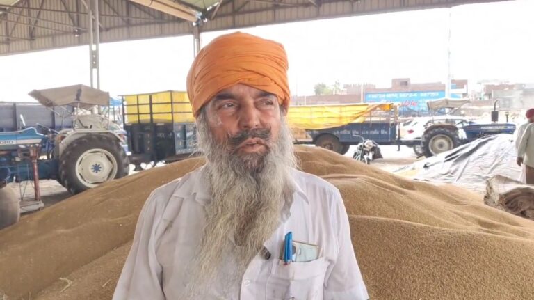 ਫਿਰੋਜ਼ਪੁਰ ’ਚ ਬੇਮੌਸਮੀ ਬਰਸਾਤ ਨੇ ਵਧਾਈ ਅੰਨਦਾਤੇ ਦੀ ਚਿੰਤਾ/ ਮੀਂਹ ਕਾਰਨ ਭਿੱਜੀ ਮੰਡੀਆਂ ’ਚ ਲਿਆਂਦੀ ਹੋਈ ਕਣਕ/ ਤਰਪਾਲਾਂ ਦਾ ਸਹੀ ਪ੍ਰਬੰਧ ਨਾ ਹੋਣ ਕਾਰਨ ਪ੍ਰੇਸ਼ਾਨ ਹੁੰਦੇ ਦਿਖੇ ਕਿਸਾਨ