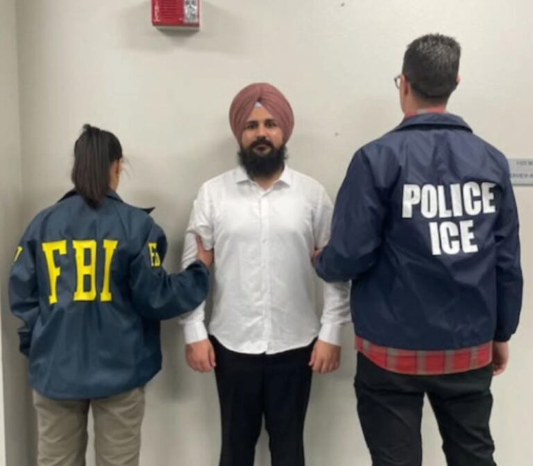 ਅਜਨਾਲਾ ਸਥਿਤ ਹੈਪੀ ਪਾਸ਼ੀਆ ਦੇ ਘਰ ਦੇ ਬਾਹਰ ਲੱਗਾ ਤਾਲਾ/ ਘਰ ਨੂੰ ਤਾਲਾ ਲਗਾ ਕੇ ਫਰਾਰ ਹੋਇਆ ਪਾਸ਼ੀਆ ਦਾ ਪਰਿਵਾਰ/ ਅਮਰੀਕਾ ’ਚ ਹੋਈ ਐ ਮੋਸਟ ਵਾਂਟੇਡ ਗੈਂਗਸਟਰ ਪਾਸੀਆ ਦੀ ਗ੍ਰਿਫਤਾਰੀ