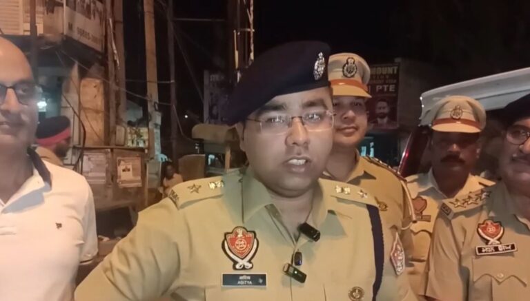 ਗੁਰਦਾਸਪੁਰ ਪੁਲਿਸ ਦੀ ਨਸ਼ਾ ਤਸਕਰਾਂ ਖਿਲਾਫ਼ ਸਖ਼ਤੀ/  ਐਸਐਸਪੀ ਨੇ ਰਾਤ ਵੇਲੇ ਨਾਕਿਆਂ ਦੀ ਕੀਤੀ ਚੈਕਿੰਗ/ ਨਸ਼ਾ ਤਸਕਰਾਂ ਨੂੰ ਦਿੱਤੀ ਚਿਤਾਵਨੀ, ਲੋਕਾਂ ਤੋਂ ਸਹਿਯੋਗ ਦੀ ਅਪੀਲ