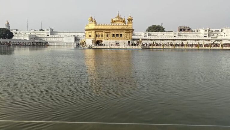 ਸ੍ਰੀ ਦਰਬਾਰ ਸਾਹਿਬ ਵਿਖੇ ਮਨਾਇਆ ਪੰਜਵੇਂ ਪਾਤਸ਼ਾਹ ਦਾ ਪ੍ਰਕਾਸ਼ ਦਿਹਾੜਾ/ ਨਤਮਸਤਕ ਹੋਣ ਲਈ ਦੇਸ਼-ਵਿਦੇਸ਼ ਤੋਂ ਪਹੁੰਚੀਆਂ ਸੰਗਤਾਂ/ ਗੁਰੂ ਘਰ ਮੱਥਾ ਟੇਕ ਕੇ ਸਰਬੱਤ ਦੇ ਭਲੇ ਦੀ ਕੀਤੀ ਅਰਦਾਸ