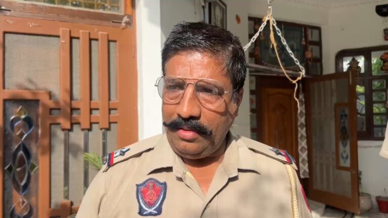 ਫਿਰੋਜ਼ਪੁਰ ’ਚ ਚੋਰ ਨੇ ਦਿਨ ਦਿਹਾੜੇ ਘਰ ਨੂੰ ਬਣਾਇਆ ਨਿਸ਼ਾਨਾ/ ਘਰ ਅੰਦਰ ਦਾਖਲ ਹੋ ਕੇ ਗਹਿਣੇ ਤੇ ਨਕਦੀ ਲੈ ਕੇ ਹੋਇਆ ਫਰਾਰ/ ਘਟਨਾ ਸੀਸੀਟੀਵੀ ’ਚ ਕੈਦ, ਪੁਲਿਸ ਨੇ ਜਾਂਚ ਕੀਤੀ ਸ਼ੁਰੂ