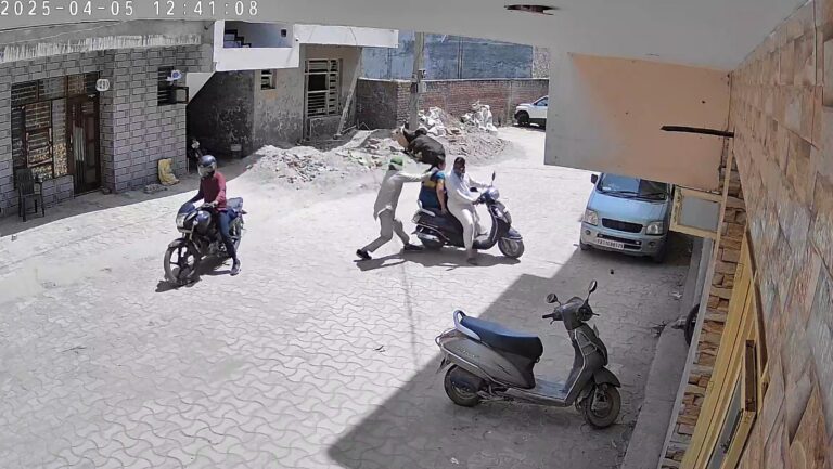 ਖਰੜ ’ਚ ਦਿਨ ਦਿਹਾੜੇ ਮਹਿਲਾ ਤੋਂ ਝਪਟੀ ਸੋਨੇ ਦੀ ਚੈਨੀ/ ਐਕਟਿਵਾ ’ਤੇ ਜਾਂਦਿਆਂ ਨੂੰ ਰਸਤੇ ’ਚ ਘੇਰ ਕੇ ਬਣਾਇਆ ਨਿਸ਼ਾਨਾ/ ਮੋਟਰ ਸਾਇਕਲ ਸਵਾਰ ਚੈਨੀ ਝਪਟ ਕੇ ਹੋਏ ਫਰਾਰ