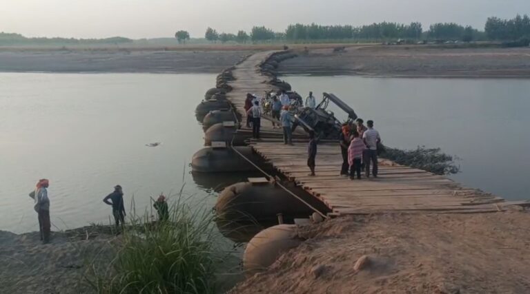 ਗੁਰਦਾਸਪੁਰ ਦੇ ਮਕੌੜਾ ਪੱਤਣ ’ਤੇ ਵਾਪਰਿਆ ਵੱਡਾ ਹਾਦਸਾ/ ਪਲਟੂਨ ਪੁਲ ਤੋਂ ਦਰਿਆ ’ਚ ਡਿੱਗੇ ਗੰਨੇ ਨਾਲ ਭਰੇ ਟਰੈਕਟਰ-ਟਰਾਲੀ/ ਚਾਲਕ ਦਾ ਹੋਇਆ ਵਾਲ ਵਾਲ ਬਚਾਅ, ਰਾਹਗੀਰਾਂ ਨੂੰ ਸਹਿਣੀ ਪਈ ਪ੍ਰੇਸ਼ਾਨੀ