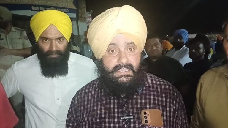 ਸਰਹਿੰਦ ’ਚ ਕੁੜੀਆਂ ਨਾਲ ਛੇੜਛਾੜ ਤੇ ਕੁੱਟਮਾਰ ਨੂੰ ਲੈ ਕੇ ਚੱਲੀ ਗੋਲੀ/ ਕਾਰ ਸਵਾਰਾਂ ਨੇ ਸ਼ਰੇ-ਬਾਜ਼ਾਰ ਚਲਾਈਆਂ ਗੋਲੀਆਂ, ਵੀਡੀਓ ਵਾਇਰਲ/ ਲੋਕਾਂ ਨੇ ਪੁਲਿਸ ’ਤੇ ਲਾਏ ਮੁਲਜ਼ਮਾਂ ਨੂੰ ਬਚਾਉਣ ਦੇ ਇਲਜ਼ਾਮ, ਮੰਗਿਆ ਇਨਸਾਫ਼