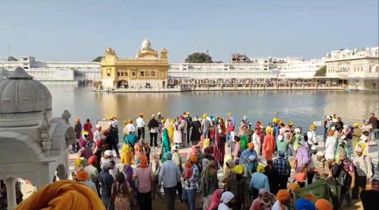 ਸ੍ਰੀ ਹਰਿਮੰਦਰ ਸਾਹਿਬ ਵਿਖੇ ਖਾਲਸਾ ਸਾਜਨਾ ਦਿਵਸ ਤੇ ਵਿਸਾਖੀ ਦੀਆਂ ਰੌਣਕਾਂ/ ਦੇਸ਼ ਵਿਦੇਸ਼ ਤੋਂ ਨਤਮਸਤਕ ਹੋਣ ਲਈ ਪਹੁੰਚ ਰਹੀ ਵੱਡੀ ਗਿਣਤੀ ਸੰਗਤ/ ਸ਼੍ਰੋਮਣੀ ਕਮੇਟੀ ਨੇ ਸੰਗਤ ਦੀ ਆਮਦ ਦੇ ਮੱਦੇਨਜ਼ਰ ਕੀਤੇ ਪੁਖਤਾ ਪ੍ਰਬੰਧ