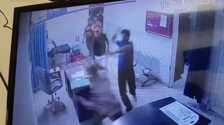 ਗੁਰਦਾਸਪੁਰ ਦੇ ਸਿਵਲ ਹਸਪਤਾਲ ’ਚ ਹੋਇਆ ਗੁੰਡਾਗਰਦੀ ਦਾ ਨੰਗਾ ਨਾਚ/ ਐਮਰਜੰਸੀ ਵਾਰਡ ਅੰਦਰ ਦਾਖ਼ਲ ਹੋ ਕੇ ਕੀਤਾ ਹਮਲਾ ਤੇ ਕੀਤੀ ਭੰਨਤੋੜ/ ਘਟਨਾ ਸੀਸੀਟੀਵੀ ਕੈਮਰੇ ’ਚ ਕੈਦ, ਪੁਲਿਸ ਕਰ ਰਹੀ ਮਾਮਲੇ ਦੀ ਜਾਂਚ