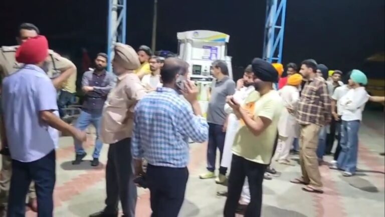 ਅੰਮ੍ਰਿਤਸਰ ਦੇ ਮਜੀਠਾ ਨੇੜੇ ਪਟਰੌਲ ਪੰਪ ’ਤੇ ਅੰਨ੍ਹਵਾਹ ਫਾਇਰਿੰਗ/ ਗੋਲੀ ਲੱਗਣ ਨਾਲ ਇਕ ਜਣੇ ਦੀ ਹੋਈ ਮੌਤ, ਦੋ ਦੀ ਹਾਲਤ ਗੰਭੀਰ/ ਪੰਪ ਮਾਲਕਾਂ ਨੇ ਮੰਗਿਆ ਇਨਸਾਫ਼, ਪੁਲਿਸ ਕਰ ਰਹੀ ਜਾਂਚ