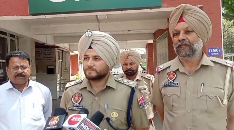 ਮੋਹਾਲੀ ਸਿਵਲ ਹਸਪਤਾਲ ਦਾ ਸੀਨੀਅਰ ਪੁਲਿਸ ਅਧਿਕਾਰੀਆਂ ਵੱਲੋਂ ਦੌਰਾ/ ਹਸਪਤਾਲ ਵਿਚਲੇ ਪੁਲਿਸ ਸੁਰੱਖਿਆ ਪ੍ਰਬੰਧਾਂ ਦਾ ਲਿਆ ਜਾਇਜ਼ਾ/ ਬੀਤੇ ਦਿਨ ਦੀਆਂ ਘਟਨਾਵਾਂ ਤੋਂ ਬਾਅਦ ਹਰਕਤ ‘ਚ ਆਈ ਪੁਲਿਸ