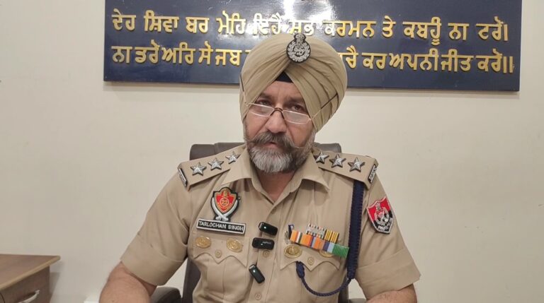 ਫਰੀਦਕੋਟ ਪੁਲਿਸ ਹੱਥ ਨਾਜਾਇਜ਼ ਸ਼ਰਾਬ ਮਾਮਲੇ ’ਚ ਲੱਗੀ ਵੱਡੀ ਸਫਲਤਾ/ ਛਾਪੇਮਾਰੀ ਦੌਰਾਨ ਨਜਾਇਜ਼ ਸ਼ਰਾਬ ਦਾ ਵੱਡਾ ਜ਼ਖ਼ੀਰਾ ਬਰਾਮਦ/ ਫੜੀ ਗਈ ਸ਼ਰਾਬ ’ਚ 65 ਪੇਟੀਆਂ ਅੰਗਰੇਜ਼ੀ ਤੇ 35 ਪੇਟੀਆਂ ਦੇਸ਼ੀ ਸ਼ਰਾਬ ਸ਼ਾਮਲ