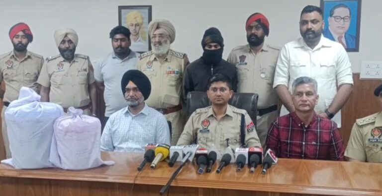 ਤਰਨ ਤਾਰਨ ਪੁਲਿਸ ਵੱਲੋਂ ਅੰਤਰ-ਰਾਸ਼ਟਰੀ ਡਰੱਗ ਰੈਕੇਟ ਦਾ ਪਰਦਾਫਾਸ਼/ ਪਾਕਿਸਤਾਨ ਤੇ ਅਮਰੀਕਾ ਆਧਾਰਤ ਤਸਕਰਾਂ ਨਾਲ ਸੀ ਸਬੰਧ/ 15 ਕਿੱਲੋ ਹੈਰੋਇਨ ਸਮੇਤ ਇਕ ਕਾਬੂ, ਅਗਲੀ ਕਾਰਵਾਈ ਜਾਂਚ ਜਾਰੀ