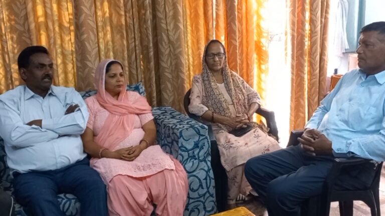 ਹੁਸ਼ਿਆਰਪੁਰ ਵਾਸੀ ਨੌਜਵਾਨ ਨੇ ਵਿਦੇਸ਼ ’ਚ ਵਧਾਇਆ ਜ਼ਿਲ੍ਹਾ ਦਾ ਮਾਣ/ ਟੋਰਾਂਟੋ ਪੁਲਿਸ ’ਚ ਭਰਤੀ ਹੋ ਕੇ ਪ੍ਰਾਪਤ ਕੀਤਾ ਉੱਚ ਅਹੁਦਾ/ ਪਿੰਡ ’ਚ ਖੁਸ਼ੀ ਦੀ ਲਹਿਰ, ਮਾਪਿਆਂ ਨੂੰ ਵਧਾਈ ਦੇਣ ਪਹੁੰਚ ਰਹੇ ਲੋਕ