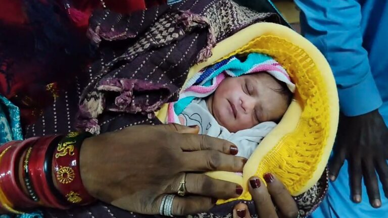 ਵਾਹਗਾ ਸਰਹੱਦ ’ਤੇ ਪਾਕਿ ਮਹਿਲਾ ਸ਼ਰਧਾਲੂ ਨੇ ਦਿੱਤਾ ਬੱਚੀ ਨੂੰ ਜਨਮ/ ਪਾਕਿਸਤਾਨ ਤੇ ਸਿੰਧ ਪ੍ਰਾਂਤ ਦੇ ਪਿੰਡ ਸਾਂਗੜ ਨਾਲ ਸਬੰਧਤ ਐ ਹਿੰਦੀ ਸ਼ਰਧਾਲੂ/ ਭਾਰਤ ਦੇ ਜੋਧਪੁਰ ਤੇ ਹਰਿਦੁਆਰ ਘੁੰਮਣ ਆਇਆ ਸੀ 39 ਹਿੰਦੂ ਯਾਤਰੂਆਂ ਦਾ ਜਥਾ