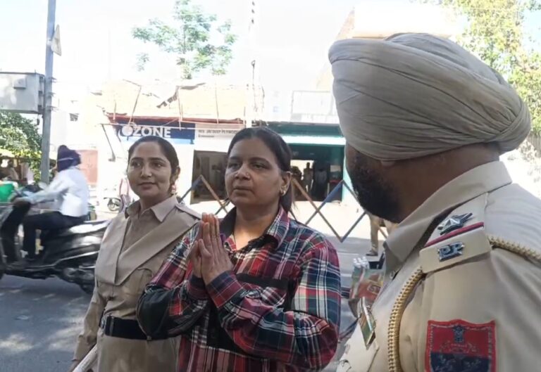 ਅੰਮ੍ਰਿਤਸਰ ਪੁਲਿਸ ਵੱਲੋਂ ਨਕਲੀ ਮਹਿਲਾ ਐਸਐਚਓ ਗ੍ਰਿਫਤਾਰ/ ਨਕਲੀ ਇੰਸਪੈਕਟਰ ਬਣ ਕੇ ਲੋਕਾਂ ਨੂੰ ਕਰਦੀ ਸੀ ਬਲੈਕਮੇਲ/ ਪਹਿਲਾਂ ਵੀ ਕਈ ਮਾਮਲੇ ਦਰਜ, ਪੁਲਿਸ ਨੇ ਅਗਲੀ ਕਾਰਵਾਈ ਕੀਤੀ ਸ਼ੁਰੂ