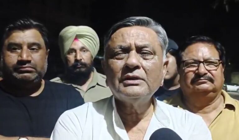 ਜਲੰਧਰ ’ਚ ਸਾਬਕਾ ਮੰਤਰੀ ਮਨੋਰੰਜਨ ਦੇ ਘਰ ਦਾ ਬਾਹਰ ਧਮਾਕਾ/ ਧਮਾਕੇ ਨਾਲ ਕਾਰ ਤੇ ਘਰ ਦੇ ਦਰਵਾਜ਼ਿਆਂ ਨੂੰ ਪਹੁੰਚਿਆ ਨੁਕਸਾਨ/ ਇਲਾਕੇ ’ਚ ਦਹਿਸ਼ਤ ਦਾ ਮਾਹੌਲ, ਘਟਨਾ ਸੀਸੀਟੀਵੀ ’ਚ ਹੋਈ ਕੈਦ