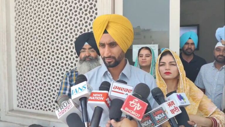 ਸ੍ਰੀ ਹਰਮੰਦਿਰ ਸਾਹਿਬ ਵਿਖੇ ਨਤਮਸਤਕ ਹੋਈ ਹਾਕੀ ਓਲੰਪੀਅਨ ਜੋੜੀ/ ਵਿਆਹ ਤੋਂ ਬਾਅਦ ਗੁਰੂ ਘਰ ਮੱਥਾ ਟੇਕ ਕੇ ਲਿਆ ਅਸ਼ੀਰਵਾਦ/ ਆਉਣ ਵਾਲੇ ਸਮੇਂ ’ਚ ਚੰਗੇ ਖੇਡ ਪ੍ਰਦਰਸ਼ਨ ਲਈ ਕੀਤੀ ਅਰਦਾਸ