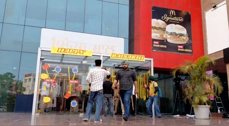 ਪਟਿਆਲਾ ’ਚ ਫਿਲਮ ਅਕਾਲ ਦੇ ਪੋਸਟਰ ਪਾੜਣ ਦਾ ਮੁੱਦਾ ਗਰਮਾਇਆ/ ਪੁਲਿਸ ਨੇ ਪੋਸਟਰ ਪਾੜਣ ਵਾਲੇ ਬਾਬਾ ਬਖਸ਼ੀਸ਼ ਸਿੰਘ ਨੂੰ ਕੀਤਾ ਗ੍ਰਿਫ਼ਤਾਰ/ ਸਾਜ਼ਿਸ਼ ਤਹਿਤ ਸਿੱਖ ਕਿਰਦਾਰਾਂ ਨਾਲ ਸਬੰਧਤ ਫਿਲਮਾਂ ਬਣਾਉਣ ਦੇ ਲਾਏ ਇਲਜ਼ਾਮ