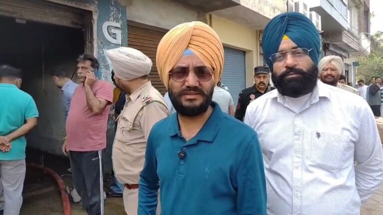 ਗੁਰਦਾਸਪੁਰ ਚੇ ਕੋਲਡ ਡਰਿੰਕ ਦੇ ਗੋਦਾਮ ਨੂੰ ਲੱਗੀ ਅੱਗ/  ਗੋਦਾਮ ਅੰਦਰ ਪਿਆ ਲੱਖਾਂ ਦਾ ਸਾਮਾਨ ਸੜ ਕੇ ਸੁਆਹ/ ਫਾਇਰ ਬ੍ਰਿਗੇਡ ਦੀਆਂ ਚਾਰ ਗੱਡੀਆਂ ਨੇ ਪਾਇਆ ਕਾਬੂ