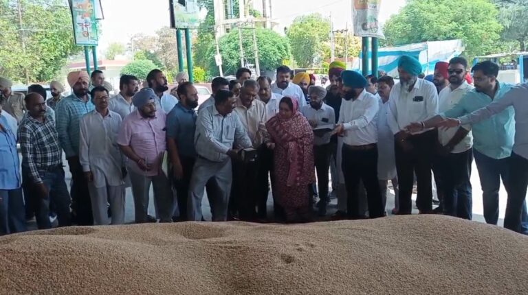 ਮਲੋਟ ਦੀ ਅਨਾਜ ਮੰਡੀ ’ਚ ਕਣਕ ਦੀ ਖ਼ਰੀਦ ਦਾ ਕੰਮ ਸ਼ੁਰੂ/ ਕੈਬਨਿਟ ਮੰਤਰੀ ਬਲਜੀਤ ਕੌਰ ਨੇ ਬੋਲੀ ਕਰਵਾ ਕੇ ਕੀਤਾ ਉਦਘਾਟਨ/ ਕਿਸਾਨਾਂ ਨੂੰ ਕੋਈ ਵੀ ਮੁਸ਼ਕਲ ਨਾ ਆਉਣ ਦੇ ਦੇਣ ਦਾ ਕੀਤਾ ਦਾਅਵਾ