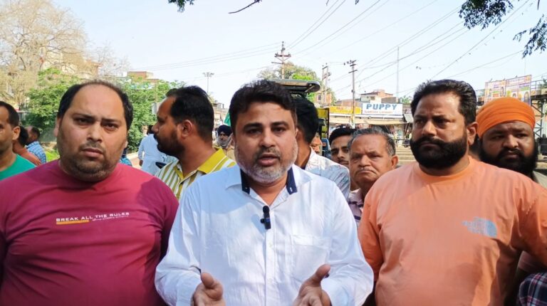 ਧਾਰੀਵਾਲ ਨਗਰ ਕੌਂਸਲ ਖਿਲਾਫ ਫੁੱਟਿਆ ਦੁਕਾਨਦਾਰਾਂ ਦਾ ਗੁੱਸਾ/ ਬਿਨਾਂ ਸੂਚਿਤ ਕੀਤੇ ਰਾਤ ਸਮੇਂ ਉਸਾਰੀਆਂ ਤੋੜਣ ਦੇ ਲਾਏ ਇਲਜ਼ਾਮ/ ਧਾਰੀਵਾਲ ਨਹਿਰ ਨੇੜੇ ਰੋਡ ਜਾਮ ਕਰ ਕੇ ਕੌਂਸਲ ਖਿਲਾਫ਼ ਕੀਤੀ ਨਾਅਰੇਬਾਜ਼ੀ