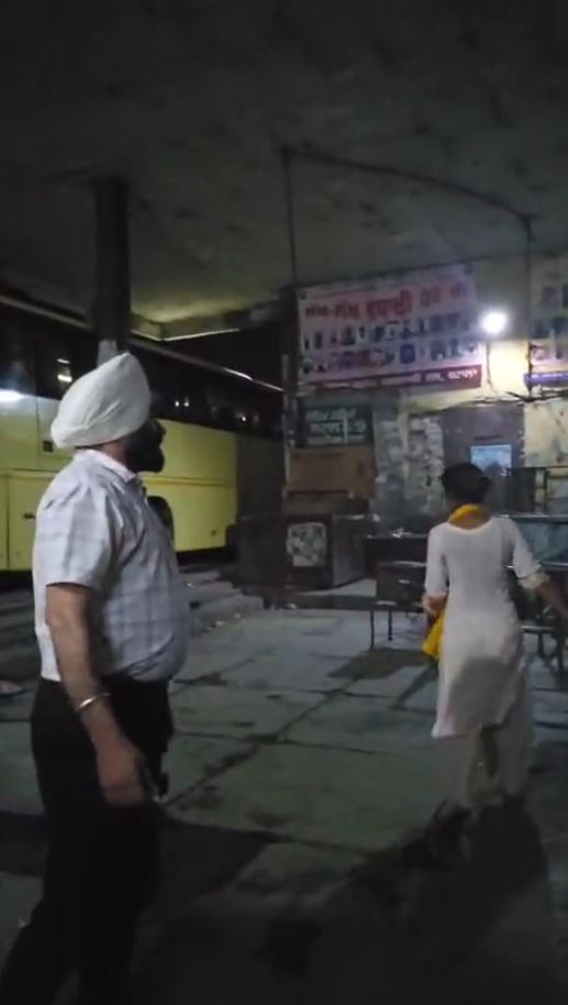 ਬਟਾਲਾ ’ਚ ਨਸ਼ੇ ਨਾਲ ਝੂੰਮਦੀ ਲੜਕੀ ਦਾ ਹੰਗਾਮਾ/  ਬੱਸ ਸਟੈਂਡ ਇਲਾਕੇ ਦੀ ਘਟਨਾ, ਵੀਡੀਓ ਵਾਇਰਲ/ ਪੁਲਿਸ ਦੀ ਨਸ਼ਿਆਂ ਖਿਲਾਫ ਸਖ਼ਤੀ ’ਤੇ ਉੱਠੇ ਸਵਾਲ