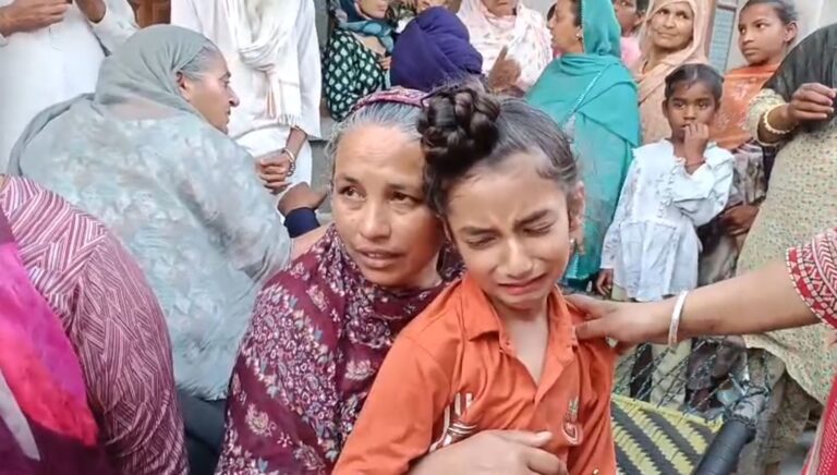 ਤਰਨ ਤਾਰਨ ਦੇ ਪਿੰਡ ਕੰਗ ’ਚ ਵਾਪਰੀ ਦਿਲ-ਦਹਿਲਾਉਂਦੀ ਵਾਰਦਾਤ/ ਪਾਠ ਕਰ ਰਹੀ ਅੰਮ੍ਰਿਤਧਾਰੀ ਔਰਤ ਦਾ ਤੇਜ਼ਧਾਰ ਹਥਿਆਰ ਨਾਲ ਕਤਲ/ ਘਰ ਅੰਦਰ ਦਾਖਲ ਹੋ ਕੇ ਕੀਤਾ ਹਮਲਾ, ਪੁਲਿਸ ਕਰ ਰਹੀ ਜਾਂਚ