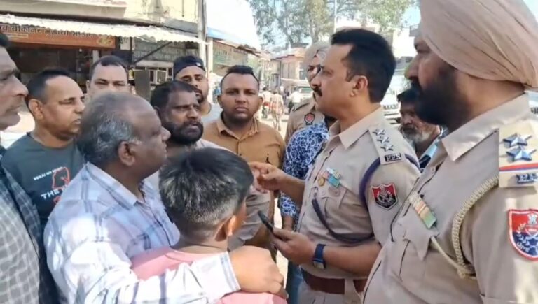 ਬਟਾਲਾ ’ਚ ਸ਼ਰਾਰਤੀਆਂ ਨੇ ਡਾ. ਅੰਬੇਡਕਰ ਦੀ ਮੂਰਤੀ ਨੂੰ ਬਣਾਇਆ ਨਿਸ਼ਾਨਾ/  ਕਪੂਰੀ ਗੇਟ ’ਚ ਲੱਗੀ ਮੂਰਤੀ ਨੂੰ ਖੰਡਤ ਕਰ ਕੇ ਅਣਪਛਾਤੇ ਫਰਾਰ/ ਇੱਟਾਂ-ਰੋੜਿਆਂ ਨਾਲ ਤੋੜਣ ਦੀ ਕੋਸ਼ਿਸ਼, ਕੁੱਝ ਹਿੱਸੇ ਨੂੰ ਪਹੁੰਚਿਆ ਨੁਕਸਾਨ