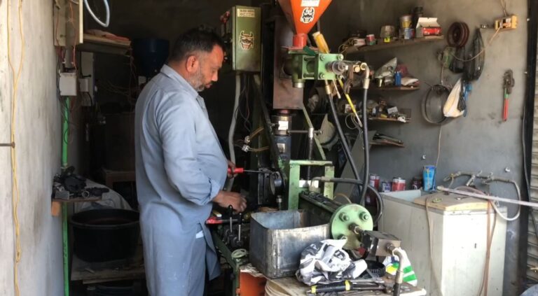 ਬਰਨਾਲਾ ਦੀ ਖਿਡੌਣਾ ਸਨਅਤ ’ਤੇ ਛਾਏ ਮੰਦੀ ਦੇ ਬੱਦਲ/ ਲੱਕੜੀ ਦੇ ਖਿਡੌਣਿਆਂ ਲਈ ਮਸ਼ਹੂਰ ਐ ਕਸਬਾ ਧਨੋਲਾ ਦੀ ਖਿਡੌਣਾ ਸਨਅਤ/ ਮੋਬਾਈਲ ਫੋਨਾਂ ਤੇ ਚੀਨੀ ਸਾਮਾਨ ਕਾਰਨ ਘਟੀ ਖਿਡੌਣਿਆਂ ਦੀ ਮੰਗ