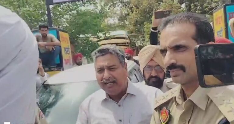 ਗੁਰਦਾਸਪੁਰ ’ਚ ਆਹਮੋ ਸਾਹਮਣੇ ਹੋਏ ਕਿਸਾਨ ਤੇ ਆਪ ਆਗੂ/ ਪਿੰਡ ਅੱਲੜ ਪਿੰਡੀ ਵਿਖੇ ਆਪ ਆਗੂਆਂ ਨੂੰ ਘੇਰ ਕੇ ਕੀਤੇ ਸਵਾਲ/ ਕਿਸਾਨਾਂ ਤੋਂ ਭੱਜਦੇ ਦਿਖਾਈ ਦਿੱਤੇ ਆਪ ਆਗੂ ਸਮਸ਼ੇਰ ਸਿੰਘ ਤੇ ਹੋਰ