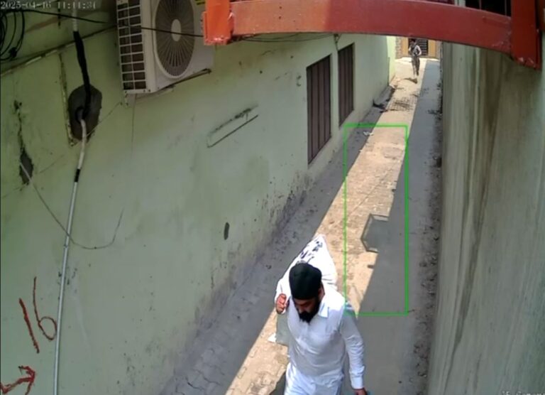 ਬਟਾਲਾ ’ਚ ਪਿੱਗਲਵਾੜੇ ਦੇ ਸੇਵਕ ਬਣ ਕੇ ਆਏ ਨੌਸਰਬਾਜ਼ਾਂ ਦਾ ਕਾਰਾ/ ਔਰਤ ਨੂੰ ਬੇਹੋਸ਼ ਕਰ ਕੇ 33 ਹਜ਼ਾਰ ਨਕਦੀ ਤੇ ਕੀਮਤੀ ਸਾਮਾਨ ਲੈ ਕੇ ਫਰਾਰ/ ਤਸਵੀਰਾਂ ਸੀਸੀਟੀਵੀ ’ਚ ਕੈਦ, ਪੁਲਿਸ ਕਰ ਰਹੇ ਜਾਂਚ