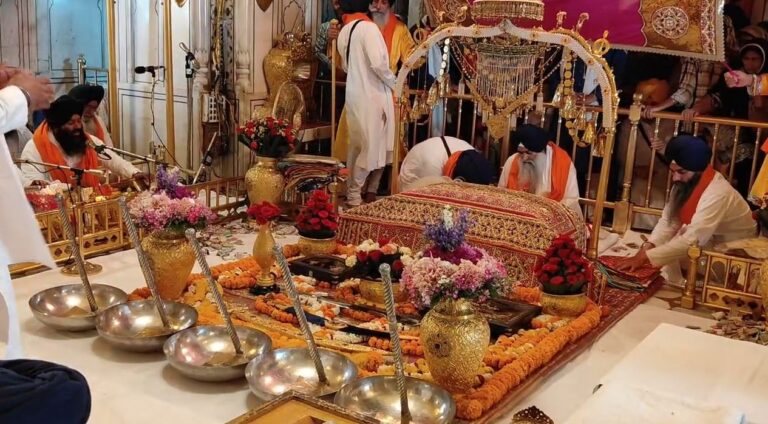 ਸ੍ਰੀ ਦਰਬਾਰ ਸਾਹਿਬ ਵਿਖੇ ਮਨਾਇਆ ਨੌਵੇ ਪਾਤਸ਼ਾਹ ਜੀ ਦਾ ਪ੍ਰਕਾਸ਼ ਪੁਰਬ/ ਗੁਰੂ ਘਰ ਨਤਮਸਤਕ ਹੋਣ ਲਈ ਦੇਸ਼-ਵਿਦੇਸ਼ ਤੋਂ ਪਹੁੰਚੀ ਵੱਡੀ ਗਿਣਤੀ ਸੰਗਤ/ ਸਜਾਏ ਗਏ ਸੁੰਦਰ ਜਲੌਅ, ਰਾਤ ਨੂੰ ਹੋਵੇਗੀ ਦੀਪਮਾਲਾ ਤੇ ਆਤਿਸ਼ਬਾਜ਼ੀ