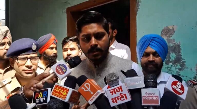 ਬਟਾਲਾ ’ਚ ਨਸ਼ਾ ਪੀੜਤ ਪਰਿਵਾਰ ਨੂੰ ਮਿਲੇ ਵਿਧਾਇਕ ਸ਼ੈਰੀ ਕਲਸੀ/ ਪਰਿਵਾਰ ਦੇ ਨੌਜਵਾਨ ਦੀ ਨਸ਼ੇ ਦੀ ਓਵਰਡੋਜ਼ ਕਾਰਨ ਹੋਈ ਸੀ ਮੌਤ/ ਐਸਐਸਪੀ ਤੇ ਵਿਧਾਇਕ ਨੇ ਪਰਿਵਾਰ ਨਾਲ ਸਾਂਝਾ ਕੀਤਾ ਦੁੱਖ