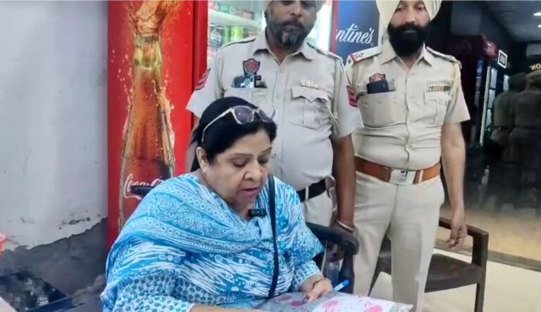 ਅੰਮ੍ਰਿਤਸਰ ਐਕਸਾਈਜ਼ ਵਿਭਾਗ ਦਾ ਨਾਜਾਇਜ਼ ਠੇਕੇ ਖਿਲਾਫ ਐਕਸ਼ਨ/ ਮਿਆਦ ਪੁੱਗਣ ਤੋਂ ਬਾਅਦ ਵੀ ਗ੍ਰਾਹਕਾਂ ਨੂੰ ਪਰੋਸੀ ਜਾ ਰਹੀ ਸੀ ਸ਼ਰਾਬ/ ਐਕਸਾਈਜ਼ ਵਿਭਾਗ ਨੇ ਸ਼ਰਾਬ ਕਬਜ਼ੇ ’ਚ ਲੈ ਕੇ ਕਾਰਵਾਈ ਕੀਤੀ ਸ਼ੁਰੂ